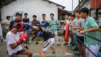 Sasana itu tidak hanya diisi aktivitas petinju yang berlatih rutin. Tapi juga menjadi lokasi pilihan para pelajar SMA yang bukan saja iseng mengamati latihan petinju tapi juga mengadakan pertandingan tinju diantara mereka sebagai pengganti tawuran.