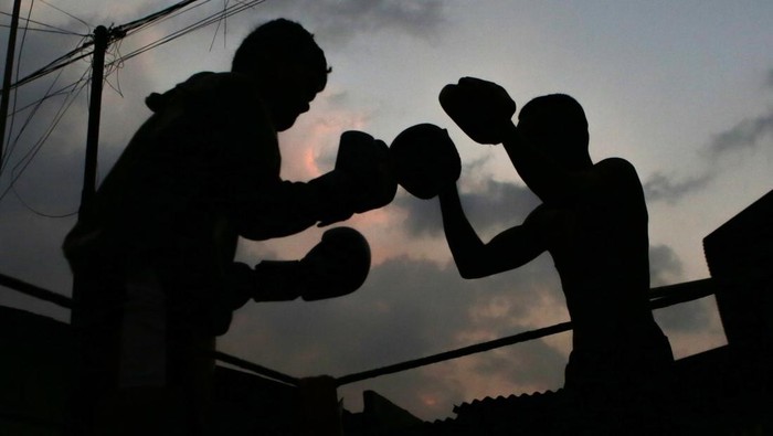 Mencari Bibit Petinju Kota Depok Pelatih SAS Boxing Depok Silem Serang (kanan) memberikan intruksi kepada atletnya saat pertandingan tinju di GOR Bulungan, Jakarta.