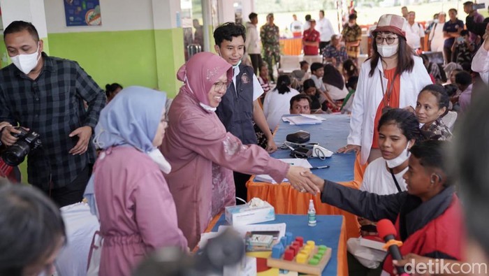 Mensos Tri Rismaharini saat melakukan bakti sosial untuk ODGJ di Sumba Timur, Senin (20/5/2024).
