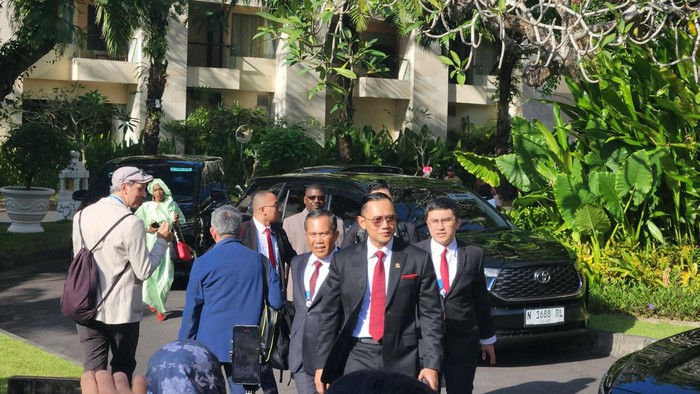 Menteri AHY Berjalan Kaki Hadiri Pembukaan Upacara World Water Forum di Bali