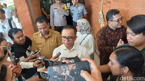 Menteri Pendayagunaan Aparatur Negara dan Reformasi Birokrasi (MenPAN-RB) Abdullah Azwar Anas melakukan kunjungan kerja ke Buleleng, Bali, Senin (20/5/2024). (Foto: Made Wijaya Kusuma/detikBali)