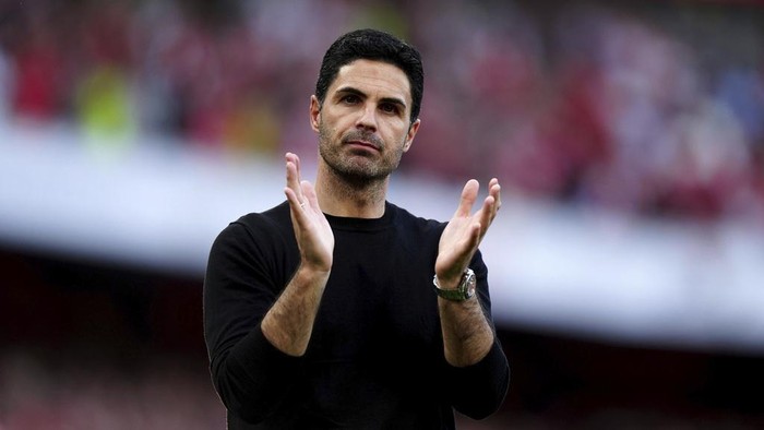 Arsenal manager Mikel Arteta applauds spectators at the end of the English Premier League soccer match between Arsenal and Everton at the Emirates stadium in London, Sunday, May 19, 2024. Arsenal won the match 2-1 but it was not enough to clinch the Premier League title as Manchester City won their last match of the season to top the season ending standings. (Mike Egerton/PA via AP)