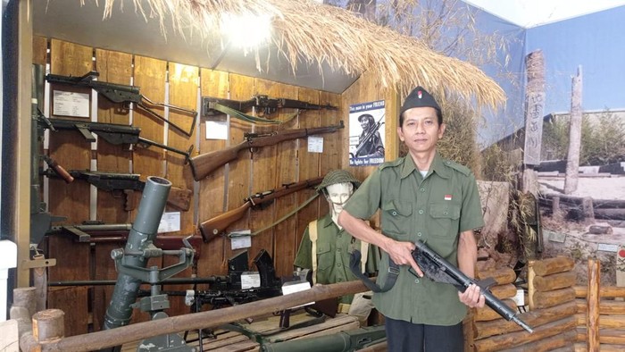 Mohamad Fariz menunjukkan senjata replika buatannya.
