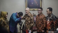 Ketua MPR Bambang Soesatyo sempat salim kepada Try Sutrisno.