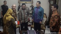 Pertemuan tersebut tampak berlangsung hangat.