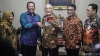 Ketua MPR Bambang Soesatyo bersama Ahmad Basarah dan  Amir Uskara menemui Wapres RI ke-6 Try Sutrisno di kediaman Try, Jl Purwakarta, Jakarta, Senin (20/5/2024).