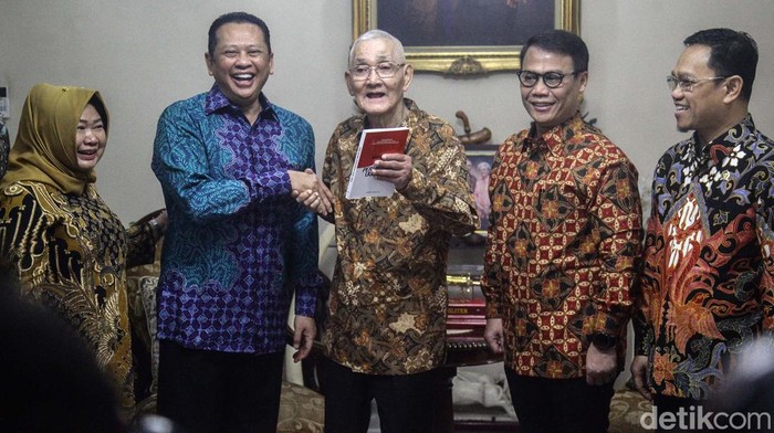 Momen Bamsoet Salim ke Try Sutrisno Pimpinan MPR menyambangi kediaman Wapres RI ke-6 Try Sutrisno. Ketua MPR Bambang Soesatyo sempat salim kepada Try Sutrisno.