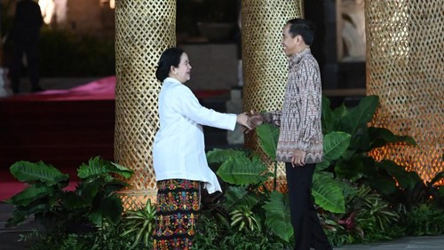 Presiden Joko Widodo (Jokowi) dan Ketua DPR RI Puan Maharani menghadiri gala dinner World Water Forum (WWF) ke-10 di Bali. Dalam forum dunia itu, tampak momen hangat dan penuh tawa Jokowi dan Puan.