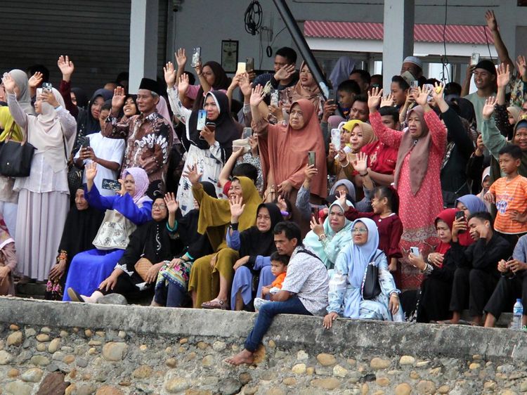 Momen Haru Pelepasan Jemaah Haji di Pelabuhan Dumai
