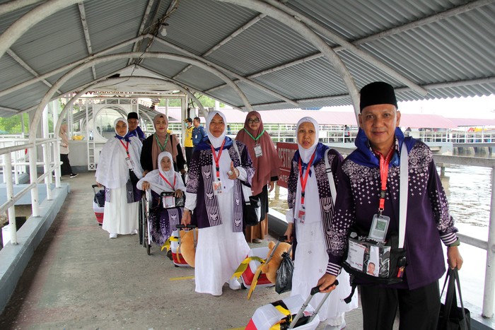 Sejumlah Jamaah Calon Haji (JCH) berjalan menuju kapal yang akan berangkat ke Pulau Batam di Pelabuhan Pelindo Dumai, Riau, Senin (20/5/2024). Sebanyak 248 JCH asal Kota Dumai berangkat menggunakan kapal laut menuju Pulau Batam untuk bergabung dengan kelompok terbang (kloter) embarkasi Batam menuju Bandara Internasional 
Amir Muhammad bin Abdul Aziz (AMAA) Madinah. ANTARA FOTO/Aswaddy Hamid/foc.