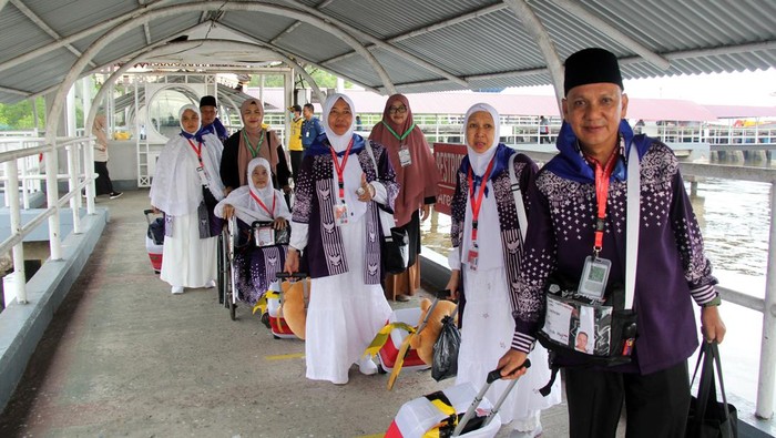 Sejumlah Jamaah Calon Haji (JCH) berjalan menuju kapal yang akan berangkat ke Pulau Batam di Pelabuhan Pelindo Dumai, Riau, Senin (20/5/2024). Sebanyak 248 JCH asal Kota Dumai berangkat menggunakan kapal laut menuju Pulau Batam untuk bergabung dengan kelompok terbang (kloter) embarkasi Batam menuju Bandara Internasional 
Amir Muhammad bin Abdul Aziz (AMAA) Madinah. ANTARA FOTO/Aswaddy Hamid/foc.