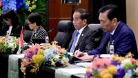 Turut mendampingi Presiden Jokowi dalam pertemuan tersebut yaitu Menteri Koordinator Bidang Kemaritiman dan Investasi Luhut Binsar Pandjaitan, Menteri Luar Negeri Retno Marsudi, Menteri Sekretaris Negara Pratikno, dan Menteri Investasi/Kepala Badan Koordinasi Penanaman Modal Bahlil Lahadalia.