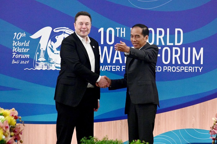 Presiden Joko Widodo bertemu CEO SpaceX dan Tesla Elon Musk di sela-sela KTT World Water Forum ke-10 di Bali, Senin (20/5/2024). Keduanya sempat berjabat tangan sebelum pertemuan.