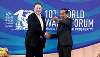 Jokowi dan Elon Musk berjabat tangan sebelum melakukan pertemuan di sela-sela KTT World Water Forum ke-10, Senin (20/5/2024).