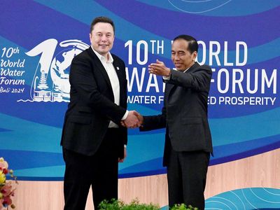 Momen Jabat Tangan Jokowi dan Elon Musk Usai Starlink Masuk RI