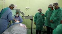 Risma memantau operasi katarak gratis di RSUD Umbu Rara Mehang, Kabupaten Sumba Timur.