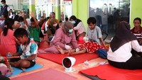 Petugas Kementerian Sosial memberikan layanan fisioterapi bagi penyandang disabilitas fisik di Kabupaten Sumba Timur.