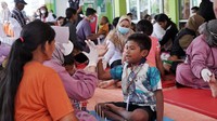 Terapis dari Sentra Terpadu Kartini Temanggung sedang melakukan okupasi terapi kepada Penerima Manfaat Royando asal Sumba Timur