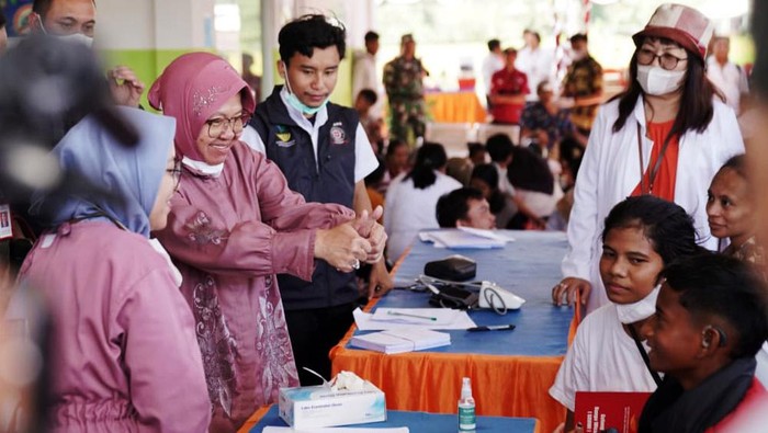 Mensos Tri Rismaharini menghadiri bakti sosial di Sumba Timur, Minggu (19/5/2024). Risma memantau operasi katarak hingga menyerahkan bantuan Gelang Rungu Wicara.