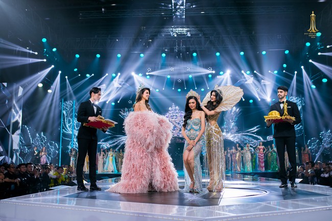 Inilah penampilan Nova saat dipakaikan mahkota oleh Ritassya Wellgreat, pemenang Miss Mega Bintang Indonesia 2023. Di panggung tersebut juga ada Miss Grand International 2023, Luciana Fuster. Foto: dok. Miss Mega Bintang Indonesia 2024