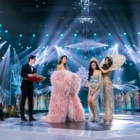 Inilah penampilan Nova saat dipakaikan mahkota oleh Ritassya Wellgreat, pemenang Miss Mega Bintang Indonesia 2023. Di panggung tersebut juga ada Miss Grand International 2023, Luciana Fuster. Foto: dok. Miss Mega Bintang Indonesia 2024