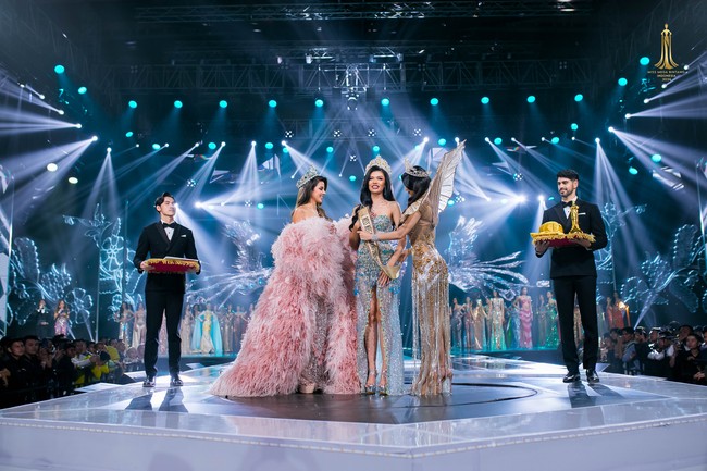 Nova dimahkotai mahkota terbaru bertajuk Gayatri yang dirancang oleh Desainer Perhiasan Venezuela, George Wittels. Mahkota tersebut merupakan penghormatan terhadap budaya dan warisan Indonesia, menampilkan keindahan dan keagungan yang khas. Pemenang Miss Mega Bintang berhak mengikuti kompetisi Miss Grand International 2024. Foto: dok. Miss Mega Bintang Indonesia 2024