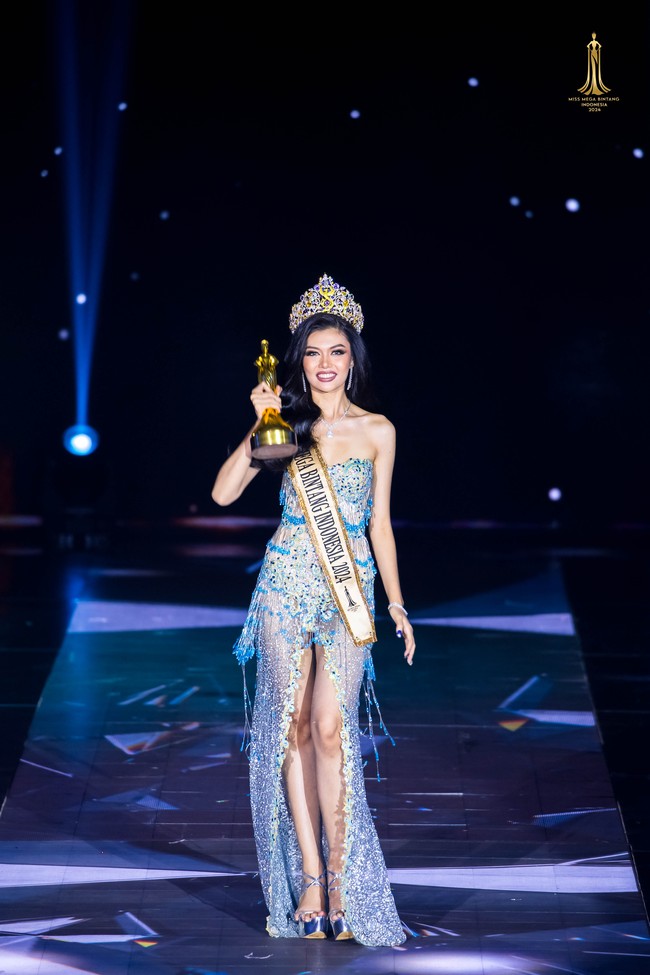 Di babak grand final, lulusan pendidikan bahasa Inggris Universitas Indo Global Mandiri tampil memukau dalam sesi gaun malam berwarna biru muda dengan tema bling-bling. Foto: dok. Miss Mega Bintang Indonesia 2024