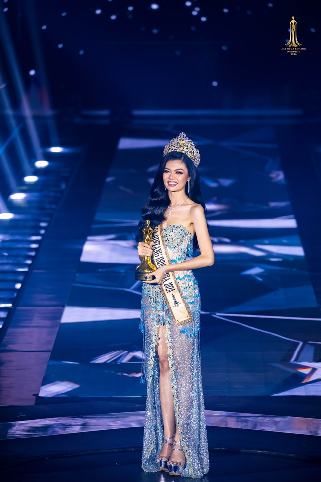 Sebelum meraih gelar ini, Nova telah memegang titel Miss Indonesia 2022 mewakili Bengkulu, dan telah banyak berpartisipasi dalam berbagai ajang pemilihan model serta menjadi bagian dari Paskibra di tingkat kabupaten pada 2016. Foto: dok. Miss Mega Bintang Indonesia 2024