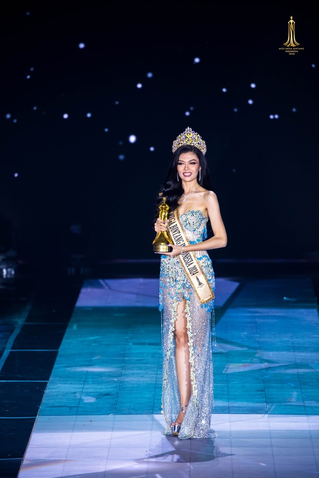 Datang dari kawasan pelosok Indonesia, Nova menyebut dirinya sebagai gadis dusun. “Ibok ayah minggu depan aku ka berangkat ke jogja nak betandeng matak name dusun di pemilihan Miss Mega Bintang 2024 meminta kele aku pack banggaka ibok ngi ayah juge mengharumkan name dusun kite (C Ds Penatian, kec. Pasemah Air Keruh,” tulis Nova di Instagramnya sebelum karantina Miss Mega Bintang Indonesia 2024 di Jogjakarta. Foto: dok. Miss Mega Bintang Indonesia 2024