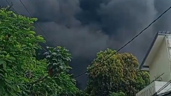 Pabrik di Gunung Putri Bogor Kebakaran
