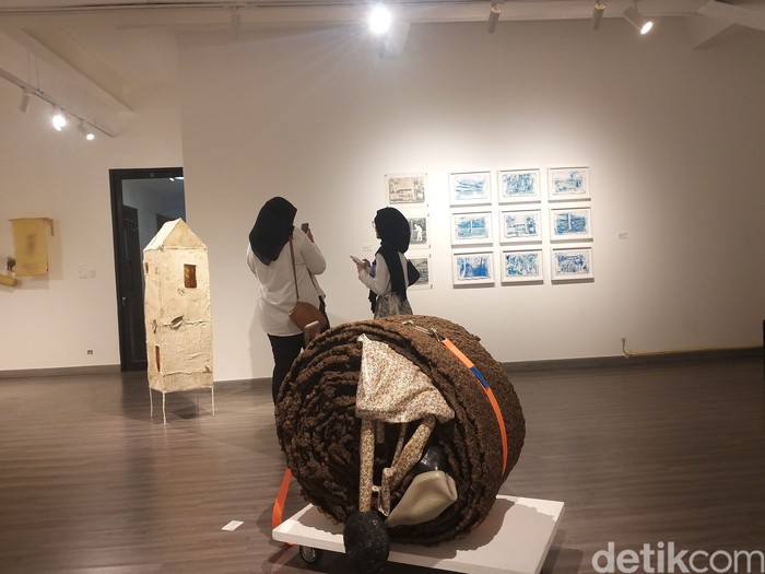 Pameran seni Beyond Elasticity: Rubber and Materiality digelar sampai 30 Juni 2024 di Jagad Gallery, Thamrin, Jakarta Pusat ya.