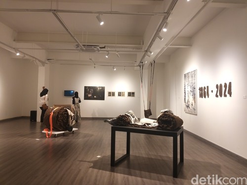 Pameran seni Beyond Elasticity: Rubber and Materiality digelar sampai 30 Juni 2024 di Jagad Gallery, Thamrin, Jakarta Pusat ya.