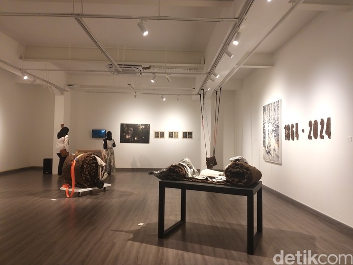 Pameran seni Beyond Elasticity: Rubber and Materiality digelar sampai 30 Juni 2024 di Jagad Gallery, Thamrin, Jakarta Pusat ya.