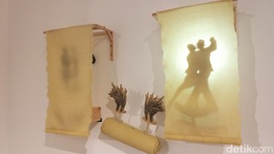 Jagad Gallery yang ada di lantai dua Wisma Geha (Jakarta Art Hub) lagi pajang karya 12 seniman Indonesia hasil residensi ke kawasan Tubaba, Lampung.  Foto: Tia Agnes/ detikcom