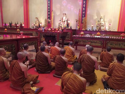 Para biksu thudong di Kelenteng Liong Hok Bio Magelang, Senin (20/5/2024).
