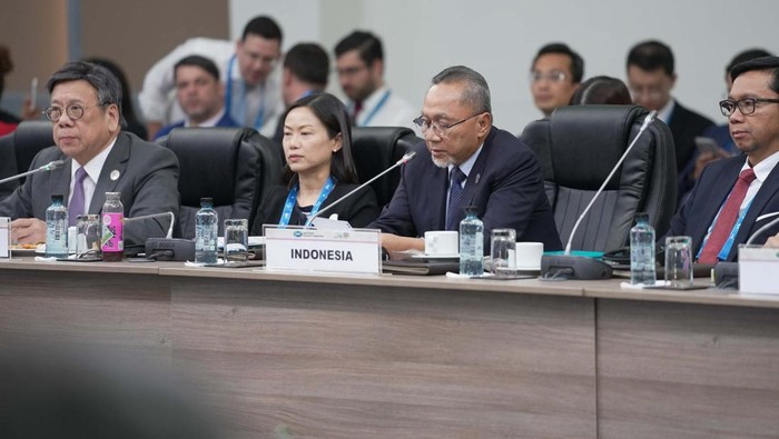 Para Mendag APEC Sepakat Perkuat Digitalisasi Menteri Perdagangan Zulkifli Hasan menghadari sesi terakhir pertemuan para Mendag APEC 2024. Para menteri sepakat untuk memperkuat digitalisasi.