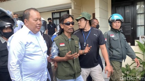 Pariyadi (dua dari kiri), pentolan ormas PGN saat hendak membubarkan acara Forum Air untuk Rakyat di sebuah hotel, Senin (20/5/2024).