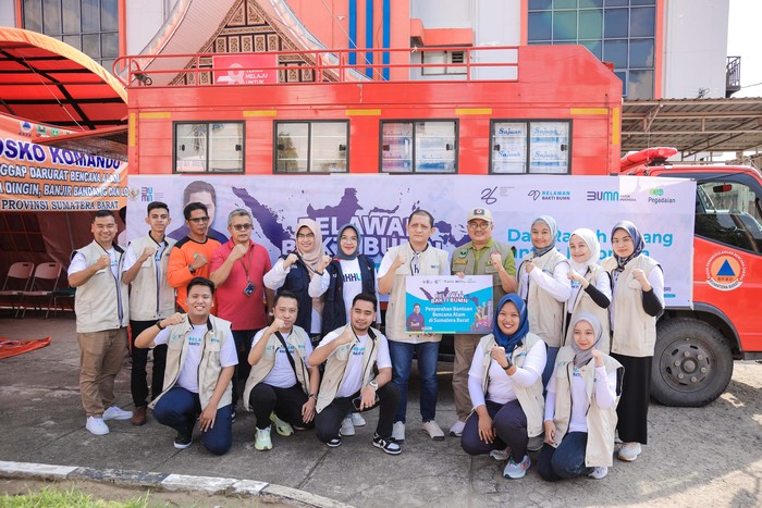 Pegadaian-Relawan Bakti BUMN Berikan Bantuan Bencana Galodo di Sumbar