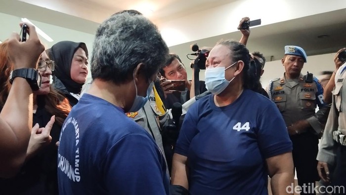 Pelaku NKD dan N tersangka kasus aborsi saat dihadirkan dalam konferensi pers di Polres Metro Jaktim, Senin (20/5/2024). Foto: Fawdi/detikcom