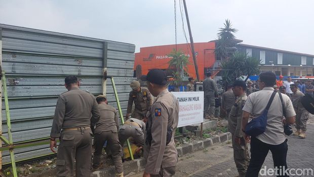 Pemkot Bogor saat membuka akses menuju pasar Jambu Dua yang sempat ditutup pihak mal (Sholihin/detikcom)
