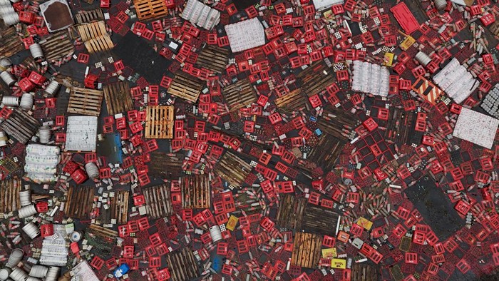 Penampakan Gudang Coca-Cola di Brasil Kebanjiran A drone view shows Coca-Cola FEMSA boxes and bottles floating in the water near trucks, amid flooding in Porto Alegre, Rio Grande do Sul state, Brazil, May 19, 2024. REUTERS/Amanda Perobelli