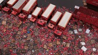 Pemandangan drone menunjukkan kotak dan botol Coca-Cola FEMSA mengambang di air dekat truk, di tengah banjir di Porto Alegre, negara bagian Rio Grande do Sul, Brasil, Minggu (19/5/2024).