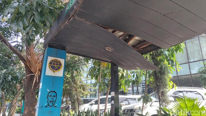 Penampakan kerusakan fasilitas umum, plafon halte angkutan umum yang ambrol dan tak kunjung diperbaiki.