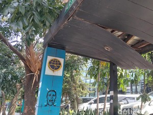 Bahaya! Plafon Halte Angkutan Jalan Wastukencana Nyaris Ambruk