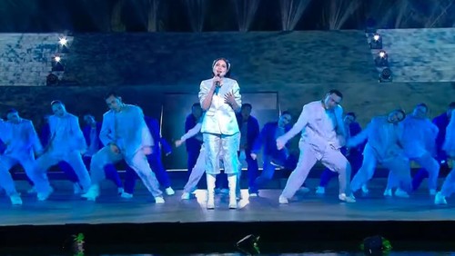 Penampilan Bulan Sutena dalam gala dinner KTT WWF 2024 di Bali, Minggu (19/5/2024). (Tangkapan layar Youtube Sekretariat Presiden)