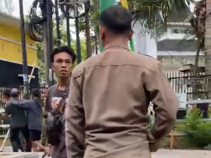 Penertiban pedagang kaki lima (PKL) di Jalan Basuki Rahmat, kawasan Tugu Keris Siginjai, Kota Jambi berakhir ricuh. Personel Satpol PP Kota Jambi ada yang mengalami luka di telapak tangan.