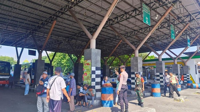 pengamanan di Terminal Purabaya dalam rangka pengamanan imbangan WWF