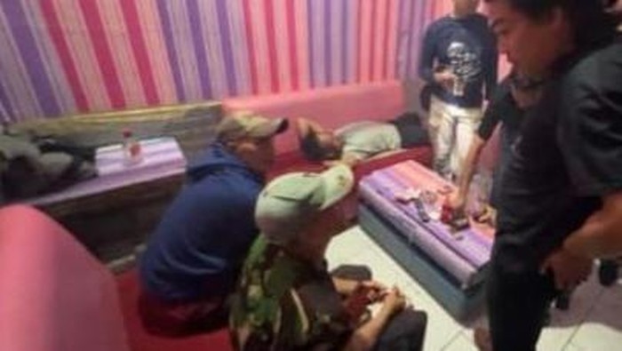 Sebanyak 11 pengunjung tempat hiburan malam di Pagar Alam diringkus polisi. Mereka diamankan karena hasil tes urine mereka dinyatakan positif narkoba.