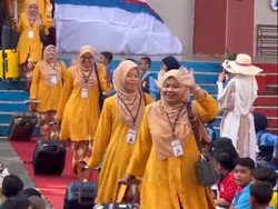 Viral Ide Unik Perayaan Hari Guru: Saat Para Guru Bergaya bak Kru Pesawat