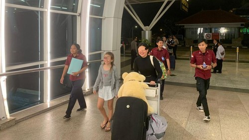Perempuan Ukraina, IG, dan anaknya berkewarganegaraan Inggris, VK, dideportasi petugas Rudenim Denpasar melalui Bandara Internasional I Gusti Ngurah Rai, Badung, Senin (20/5/2024) dini hari. (Dok. Kanwil Kemenkumham Bali)